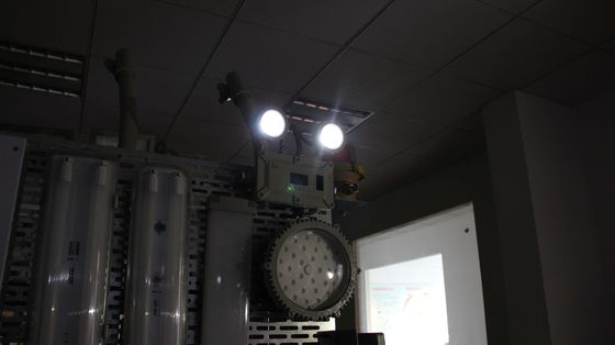 مصباح طوارئ LED مقاوم للانفجار ومقاوم للماء IP66 قابل لإعادة الشحن، هيكل رمادي فاتح