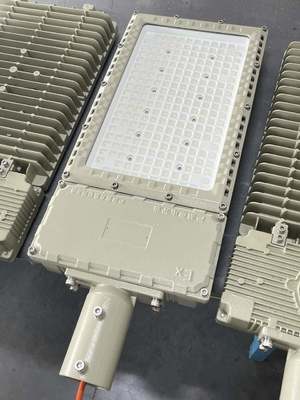 مصباح شارع مضاد للانفجار لغرفة الطلاء LED - الفئة 1 القسم 1، من 50 واط إلى 250 واط، مصنف للمواقع الخطرة