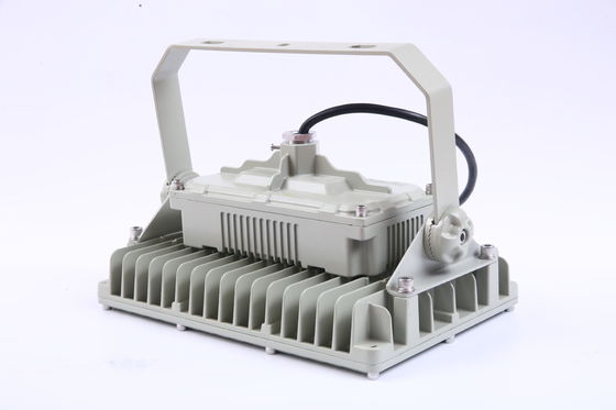 مصباح كشاف LED مضاد للانفجار بكفاءة 130 لومن/واط للتركيب المعلق في البيئات الصعبة