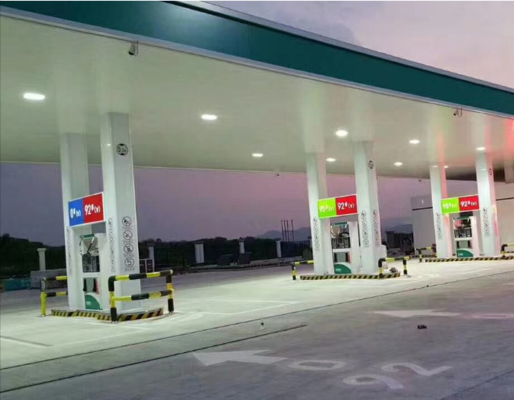 مصباح كشاف LED من الألومنيوم المصبوب بالقالب للمناطق الخطرة بكفاءة 130 لومن/واط ومواد قياسية