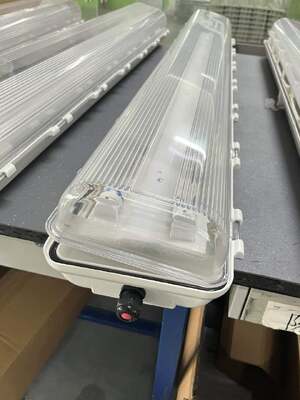 مصباح خطي مقاوم للنار IP66 WF2 معيار مقاومة الطقس ، Ex Tb IIIC T80 ° C Db الإضاءة المميزة للمباني الكيميائية المعقدة