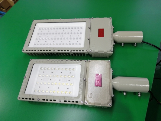 ضوء الشارع الخارجي ضد الانفجار الطاقة الشمسية Ip66 100w 200w مصدر ضوء الفيضان الكفاءة 130lm / w مع ضمان لمدة خمس سنوات