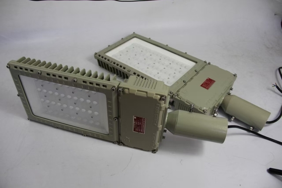 100W 130lm/W مضاد للانفجار مصابيح الفيضانات المضادة للماء في الهواء الطلق صلابة عالية عمل على نطاق واسع الإضاءة