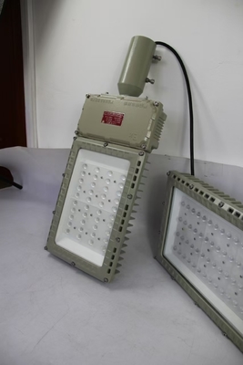 100W 130lm/W مضاد للانفجار مصابيح الفيضانات المضادة للماء في الهواء الطلق صلابة عالية عمل على نطاق واسع الإضاءة