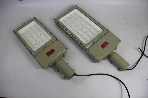100W 130lm/W مضاد للانفجار مصابيح الفيضانات المضادة للماء في الهواء الطلق صلابة عالية عمل على نطاق واسع الإضاءة