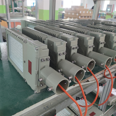 ضوء الشارع LED ضد الفيضانات معتمد ATEX مضاد للشعلة قابلة للتخصيص IP66 180lm / واط لمحطة الغاز