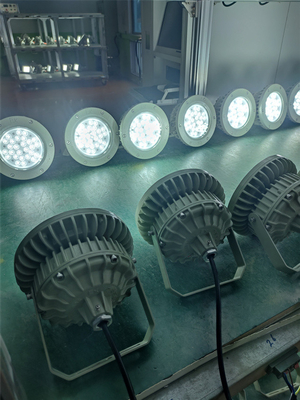 ضوء الخليج العالي 180lm / w ATEX مقاوم للتآكل IP66 LED خارجية ضوء السقف 50W-250W