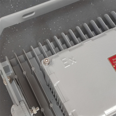 200 واط مصباح كشاف LED مضاد للانفجار معتمد من ATEX - حل إضاءة مقاوم للهب لمنطقة النفط والغاز 1 | خرج لومن مرتفع 160 لومن/واط