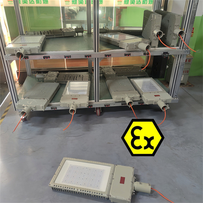 ضوء الشارع LED مضاد للانفجار CCT 3000/ 4000/ 5000/ 5700K CRI Ra≥80 مثالي للصناعة في المناطق ذات الغبار الغازي الخطير