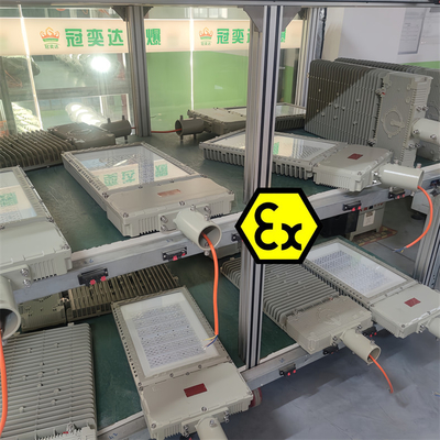 كشاف ضوئي LED مضاد للانفجار معتمد من CNEX / IECEx / ATEX، تركيب ذكي وعمر افتراضي طويل، مثالي لبيئات العمل الخطرة