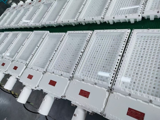 ضوء الشارع LED مضاد للانفجار CCT 3000/ 4000/ 5000/ 5700K CRI Ra≥80 مثالي للصناعة في المناطق ذات الغبار الغازي الخطير