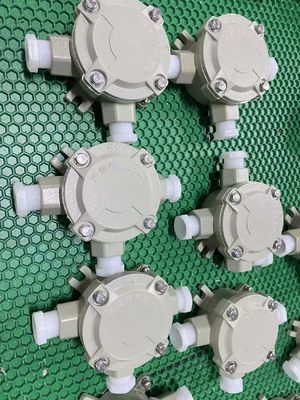 محفظة مخصصة IP66 مقاومة للماء ATEX مربع التقاطع محفظة قوة مضادة للنار 220V / 380V صندوق التقاطع الألومنيوم المصبوب