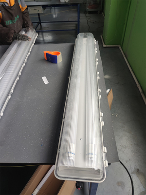2 * 54W ضوء مضاد للانفجار الفلورسنت ATEX IECEx معتمد مقاوم للماء WF2 100lm / w تركيب السقف الكفاءة الضوئية للمنطقة 21 22 1 2