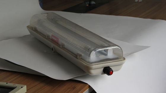 بالنسبة للمناطق الخطرة مصانع النفط والغاز الكيميائية التعدين المرافق البحرية مقاومة الانفجار خطية LED الضوء الصناعية الدرجة IP66 الإضاءة تصميم كفاءة في استخدام الطاقة يقلل من 0.6 / 1.2m دائمة ATEX / IECEx / CNEX