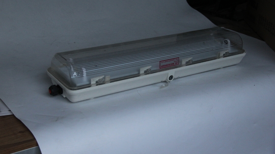 ضوء LED خطي مقاوم للانفجار بطول 0.6 متر/1.2 متر ATEX/IECEx/CNEX، درجة صناعية IP66 للإضاءة في المناطق الخطرة، مصانع النفط والغاز والمواد الكيميائية، التعدين، المرافق البحرية، تصميم موفر للطاقة يقلل من