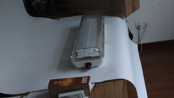 بالنسبة للمناطق الخطرة مصانع النفط والغاز الكيميائية التعدين المرافق البحرية مقاومة الانفجار خطية LED الضوء الصناعية الدرجة IP66 الإضاءة تصميم كفاءة في استخدام الطاقة يقلل من 0.6 / 1.2m دائمة ATEX / IECEx / CNEX