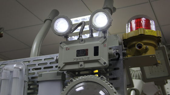إضاءة طوارئ معتمدة من ATEX EAC CNEX IP67 من الفئة 1 القسم 2 للبيئات الخطرة 90-300VAC 24/36VDC الجهد