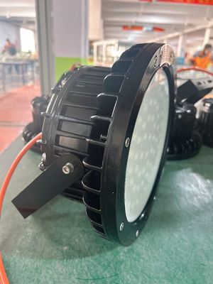 الكفاءة 120lm / w مضاد للانفجارات مصابيح LED عالية الخليج للبيئات الخطرة 100w / 200w MOQ 1 مجموعة