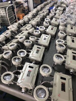 إضاءة LED عالية الجودة ATEX IP66 مصباح طوارئ قابل لإعادة الشحن مصباح مزدوج الرأس مصباح خروج مناطق الخطر 1 و 2