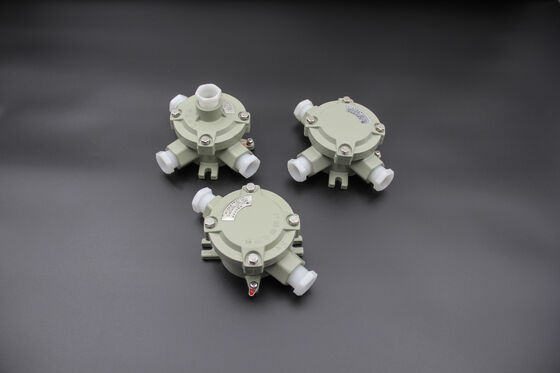 محفظة مخصصة IP66 مقاومة للماء ATEX مربع التقاطع محفظة قوة مضادة للنار 220V / 380V صندوق التقاطع الألومنيوم المصبوب