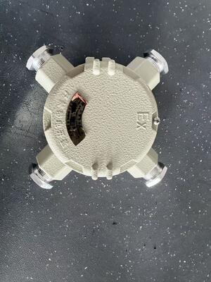 IP66 الصب الألومنيوم المقاوم للماء 220V / 380VAC 1-5Way ثقة الانفجار مربع التقاطع لمنطقة خطر صناعة المستودعات