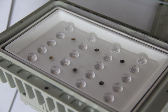 ATEX IECEx المناطق 1 و 2 المصادقة عليها 50-240W مصباح الفيضانات LED للمواقع الخطرة ، IP66 ، 140lm / W ، ضمان لمدة 5 سنوات